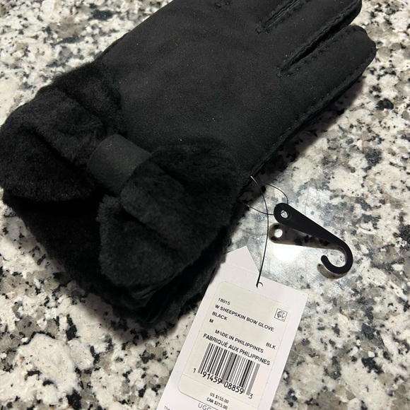 Ugg Sheepskin Bow Gloves - Picture 2 of 4